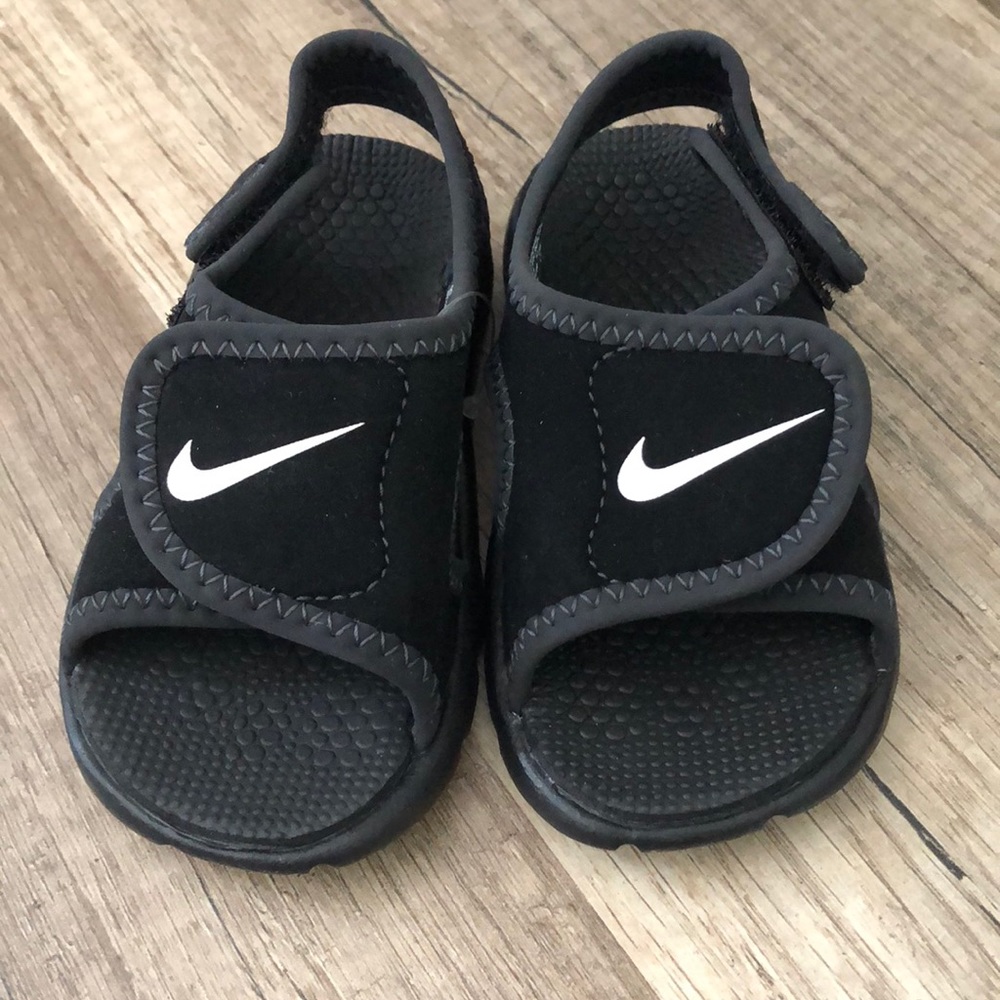 Nike boys sandals size 5c